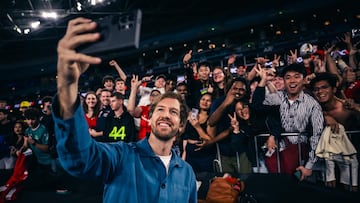 Sebastian Vettel se fotografía con aficionados.