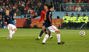 El segundo tanto español llegó en el minuto 37. Fue otro robo de balón: Iniesta recuperó y combinó con Fernando Torres. Éste le devuelve la pelota al manchego, que de seguidas, abre a Villa en la banda derecha. El Guaje esperó la llegada de Iniesta y éste marcó con un sutil toque con el interior.