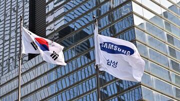 A South Korean naitonal flag (L) and a Samsung flag (R) flutter outside the company's Seocho building in Seoul on October 7, 2022, after Samsung Electronics expected operating profits in the third quarter to fall 31.7 percent. (Photo by Jung Yeon-je / AFP) (Photo by JUNG YEON-JE/AFP via Getty Images)