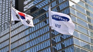 A South Korean naitonal flag (L) and a Samsung flag (R) flutter outside the company's Seocho building in Seoul on October 7, 2022, after Samsung Electronics expected operating profits in the third quarter to fall 31.7 percent. (Photo by Jung Yeon-je / AFP) (Photo by JUNG YEON-JE/AFP via Getty Images)