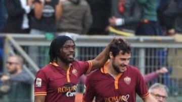 El jugador de la AS Roma Gervinho celebra con su compañero Mattia Destro el gol conseguido ante el Parma.
