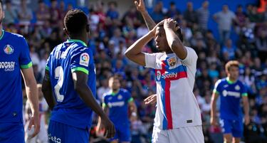 El jugador del Barcelona, Ansu Fati, se lamenta durante el partido de hoy. 