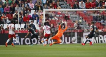 Barral marca el 0-1.