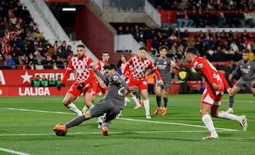 0-1. Brahim Daz se interna en el rea giron, centra, Miguel Gutirrez despeja mal dejando el baln muerto, el jugador ingls atento, dispara con la derecha para superar a Paulo Gazzaniga.