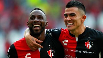 AME1649. GUADALAJARA (MÉXICO), 15/04/2023.- Julián Quiñones (i) y Luis Reyes (d) de Atlas celebran una anotación ante Pachuca hoy, durante un partido de la jornada 15 del torneo clausura 2023 de la liga de fútbol mexicano disputado en el Estadio Jalisco, en Guadalajara (México). EFE/ Francisco Guasco
