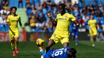 GETAFE (C.A. DE MADRID), 30/03/2025.- El defensa del Getafe Pau Navarro (i) y el delantero del Villaarreal, Thierno Barry urante el partido de la jornada 29 de LaLiga disputado este domingo entre el Getafe y el Villarreal en el estadio Coliseum. EFE/Mariscal