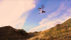 El piloto de MTB Cam Zink planchando un backflip en un salto de tierra de su campillo Sandbox, en 2020. 