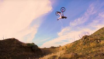 El piloto de MTB Cam Zink planchando un backflip en un salto de tierra de su campillo Sandbox, en 2020. 