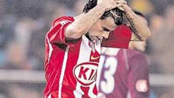 <b>NO HAY SUERTE. </b>Kezman se lamenta de una ocasión errada.