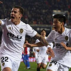 Santi Mina le da paz a Marcelino