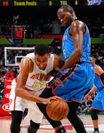 Kevin Durant y Thabo Sefolosha.