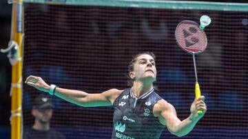 La jugadora española de bádminton Carolina Marín devuelve el volante durante un partido.