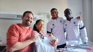 El Castellón lleva la magia de la Navidad a los hospitales de la ciudad