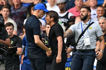 Tottenham Hotspur's Italian head coach Antonio Conte (R) and Chelsea's German head coach Thomas Tuchel (L) shake hands then clash after the English Premier League football match between Chelsea and Tottenham Hotspur at Stamford Bridge in London on August 14, 2022. - The game finished 2-2. (Photo by Glyn KIRK / AFP) / RESTRICTED TO EDITORIAL USE. No use with unauthorized audio, video, data, fixture lists, club/league logos or 'live' services. Online in-match use limited to 120 images. An additional 40 images may be used in extra time. No video emulation. Social media in-match use limited to 120 images. An additional 40 images may be used in extra time. No use in betting publications, games or single club/league/player publications. / 