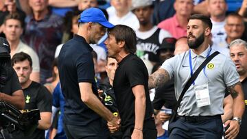 El entrenador del Chelsea, Thomas Tuchel, y el t¨¦cnico del Tottenham, Antonio Conte, en el partido de Premier League entre ambos equipos.