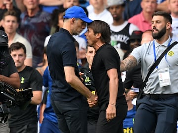 Tottenham Hotspur's Italian head coach Antonio Conte (R) and Chelsea's German head coach Thomas Tuchel (L) shake hands then clash after the English Premier League football match between Chelsea and Tottenham Hotspur at Stamford Bridge in London on August 14, 2022. - The game finished 2-2. (Photo by Glyn KIRK / AFP) / RESTRICTED TO EDITORIAL USE. No use with unauthorized audio, video, data, fixture lists, club/league logos or 'live' services. Online in-match use limited to 120 images. An additional 40 images may be used in extra time. No video emulation. Social media in-match use limited to 120 images. An additional 40 images may be used in extra time. No use in betting publications, games or single club/league/player publications. / 