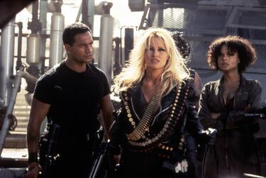 Pamela Anderson está de vuelta para producir una serie remake de la peor película de su carrera