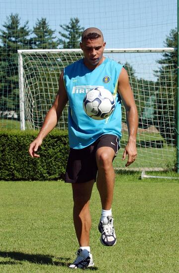 El delantero brasileño acababa de ganar el Mundial siendo, además, el máximo goleador del torneo. Sin embargo en el Inter no era titular indiscutible y su relación con el entrenador interista, Héctor Cúper, era muy mala. Sabiendo de su caché revalorizado tras el mundial aprovechó para comunicar al club milanés que no quería continuar de "neroazzurro". Finalmente, en el último día de mercado de fichajes, el Real Madrid anunció su fichaje. Fue tan mala su pretemporada que tardaría varios partidos para poder debutar con la camiseta blanca. Lo hizo contra el Alavés, anotando dos goles saliendo desde el banquillo.