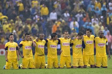 Los jugadores del América esperando el inicio de los penales.