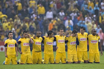 Los jugadores del América esperando el inicio de los penales.
