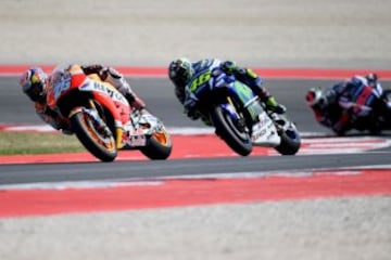 Dani Pedrosa y Valentino Rossi, por detrás Jorge Lorenzo.