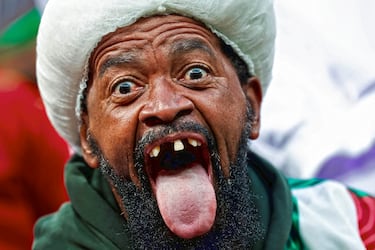 Este desdentado aficionado marroquí es uno de los muchos que vivieron in situ, en el Estadio Príncipe Moulay Abdellah de Rabat, la final de la Copa de África entre Senegal y los Leones del Atlas. Antes del inicio del partido llamaba la atención del fotógrafo con este curioso gesto. No sabemos si de sorpresa o de decepción previendo lo que vendría después.  