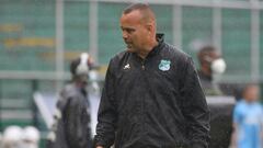 PALMIRA - COLOMBIA, 27-03-2022: Rafael Dudamel técnico del Cali gesticula durante partido entre Deportivo Cali y Cortuluá por la fecha 13 como parte de la Liga BetPlay DIMAYOR I 2022 jugado en el estadio Deportivo Cali de la ciudad de Palmira. / Rafael Dudamel coach of Cali gestures during match between Deportivo Cali and Cortulua for the date 13 as part of BetPlay DIMAYOR League I 2022 played at Deportivo Cali stadium in Palmira city.  Photo: VizzorImage / Gabriel Aponte / Staff