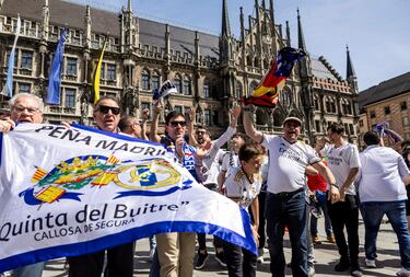 Los aficionados madridistas disfrutan de un buen día en Marienplatz, la plaza central de Múnich. 