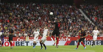 El jugador del Atlético de Madrid, Morata, marca de cabeza el 1-1 al Sevilla. 