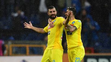 Raúl Albiol, de amarillo, con el Nápoles.