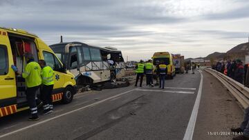 Una fallecida y trece heridos al volcar un camión sobre un autobús en Lorca