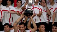 <b>YA ESTÁN AQUÍ. </b>Los flamantes campeones llegaron a última hora de la tarde de ayer al Ensanche bilbaíno con la Copa.