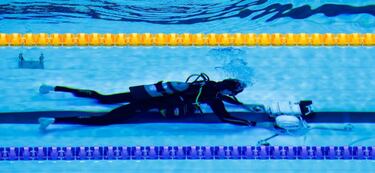 Una cámara subacuática en la piscina olímpica