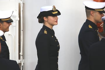 La Princesa Leonor durante el embarque en el buque escuela 'Juan Sebastin de Elcano'.