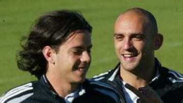 <b>TODOS UNIDOS. </b>Álvaro Mejía bromea con Raúl Bravo durante un entrenamiento.