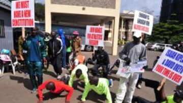 Los atletas de Kenia se manifestaron frente a la sede de su federaci&oacute;n.