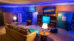 Solo queda un Blockbuster en el mundo y lo puedes alquilar durante una noche con barra libre de películas y juegos