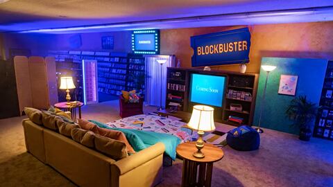 Solo queda un Blockbuster en el mundo y lo puedes alquilar durante una noche con barra libre de películas y juegos