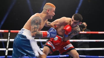 Jojo Díaz y Shavkatdzhon Rakhimov durante su combate.