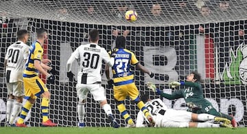 Turin (Italy), 02/02/2019.- Parma's Gervinho (C) scores a goal during the Italian Serie A soccer match Juventus FC vs Parma Calcio at the Allianz stadium in Turin, Italy, 02 February 2019. (Italia) EFE/EPA/ALESSANDRO DI MARCO