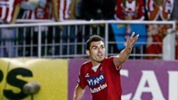 <b>DUDAS. </b>Barral reclama una falta en el partido de Mendizorroza.