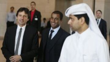 Leonardo y el dueño del PSG, Nasser al-Khelaifi, en la presentación de Lucas Moura.