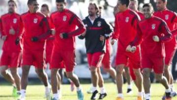 Los jugadores del Benfica durante un entrenamiento en la v&iacute;spera de su partido de la fase de grupos de la Liga de Campeones ante el Bayer Leverkusen.