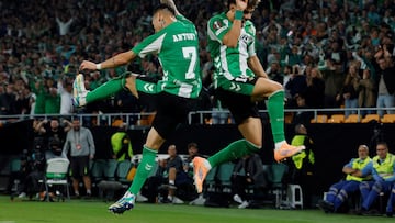 Soccer Football - UEFA Europa League - Real Betis v Olympique Lyonnais - Estadio Benito Villamarin, Seville, Spain - November 6, 2025 Real Betis' Antony celebrates scoring their second goal with Real Betis' Abde Ezzalzouli REUTERS/Marcelo Del Pozo TPX IMAGES OF THE DAY