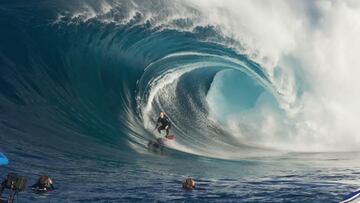Darian Cheffers surfeando una ola gigante en Cow Bombie (Australia)