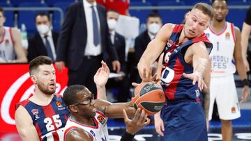 VITORIA, 01/04/2021.-El pívot estadounidense del Anadolu Efes de Estambul Bryant Dunston (c), el alero lituano Tadas Sedekerskis, y el ala pívot estadounidense Alec Peters (i), del Baskonia, durante el partido correspondiente a la jornada 33 de la Euroliga de baloncesto disputado este jueves en el pabellón Fernando Buesa de Vitoria.- EFE / David Aguilar