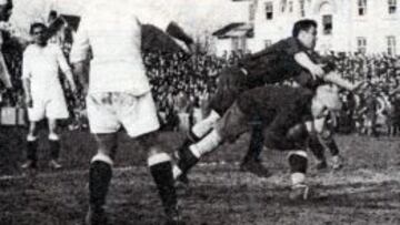 EL DIVINO, CLAVE. Zamora ataja un bal&oacute;n en Pamplona, en la ida de octavos de la Copa de 1934.
 