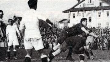 EL DIVINO, CLAVE. Zamora ataja un bal&oacute;n en Pamplona, en la ida de octavos de la Copa de 1934.
 