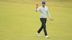 Rafa Cabrera-Bello saluda tras concluir el hoyo 18 en la &uacute;ltima jornada del Open Championship en Royal Birkdale.