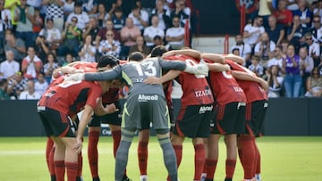 Los jugadores del Mirandés, antes de iniciar el partido en Ceuta.